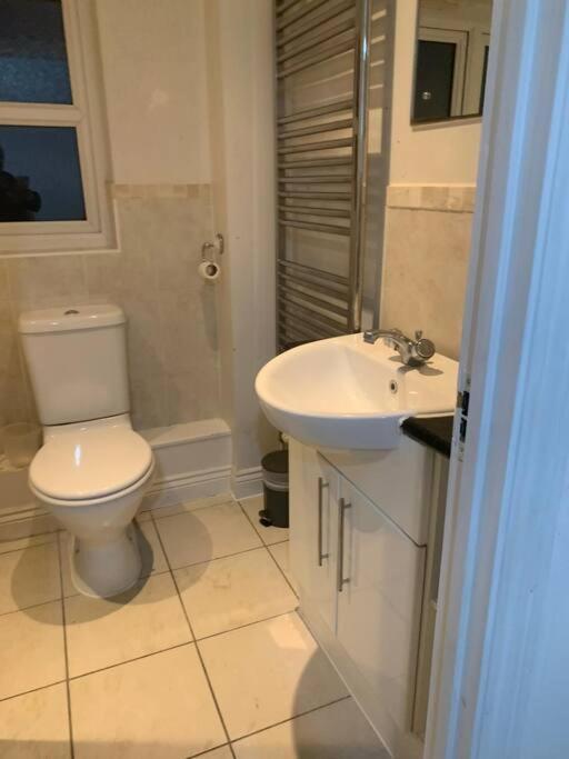 3 Bedroom Home Near Windsor Castle, Legoland, & Heathrow Slough Exterior foto